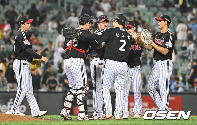 [OSEN=울산, 이석우 기자] 25일 울산 문수야구장에서 2025 신한 SOL 뱅크 KBO 리그 롯데 자이언츠와 LG 트윈스의 경기가 열렸다. 홈팀 롯데는 감보아가, 방문팀 LG는 손주영이 선발로 나섰다.LG 트윈스 선수들이 롯데 자이언츠에 11-1로 승리한 후 기쁨을 나누고 있다. 2025.09.25 / foto0307@osen.co.kr