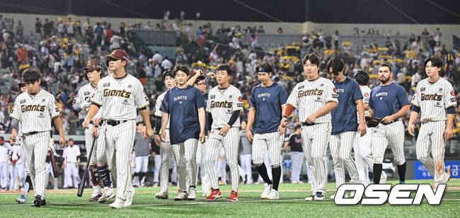 [OSEN=울산, 이석우 기자] 25일 울산 문수야구장에서 2025 신한 SOL 뱅크 KBO 리그 롯데 자이언츠와 LG 트윈스의 경기가 열렸다. 홈팀 롯데는 감보아가, 방문팀 LG는 손주영이 선발로 나섰다.롯데 자이언츠 선수들이 LG 트윈스에 1-11로 패한 후 어두운 표정으로 팬들에게 인사를 하고 있다. 2025.09.25 / foto0307@osen.co.kr