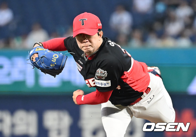 [OSEN=창원, 이석우 기자] 7일 창원NC파크에서 2025 신한 SOL 뱅크 KBO 리그 NC 다이노스와 KIA 타이거즈의 경기가 열렸다.홈팀 NC는 구창모가, 방문팀 KIA는 양현종이 선발 출전했다.KIA 타이거즈 선발투수 양현종이 역투하고 있다. 2025.09.07 / foto0307@osen.co.kr