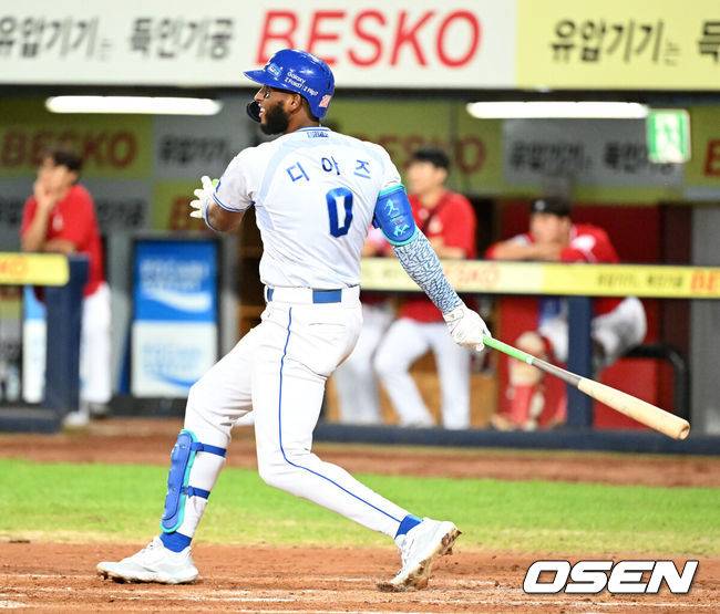 [OSEN=대구, 이대선 기자] 11일 오후 대구 삼성라이온즈파크에서 2025 신한 SOL Bank KBO리그 삼성 라이온즈와 SSG 랜더스의 경기가 열렸다.삼성은 후라도, SSG은 화이트를 선발 투수로 내세웠다.4회말 1사에서 삼성 디아즈가 우중월 솔로 홈런을 치고 있다. 2025.09.11 /sunday@osen.co.kr