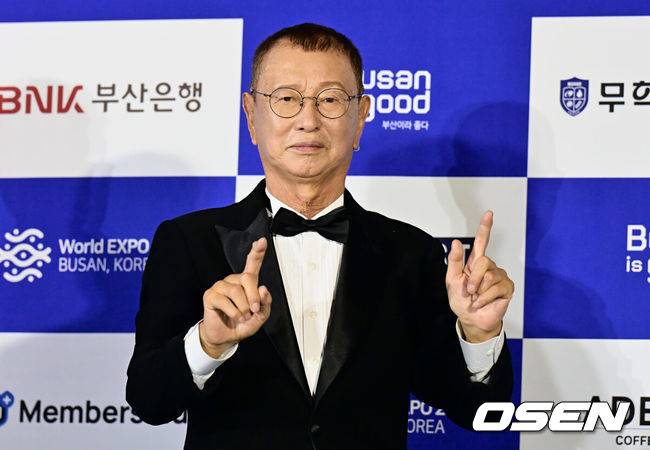 [OSEN=부산, 이석우 기자] 25일 부산 해운대구 우동 영화의 전당에서 제11회 박형준 조직위원장과 김준호 집행위원장(BICF) 개막식이 열렸다. 전유성 명예위원장이 블루카펫 행사에서 포즈를 취하고 있다. 2023.08.25 / foto0307@osen.co.kr