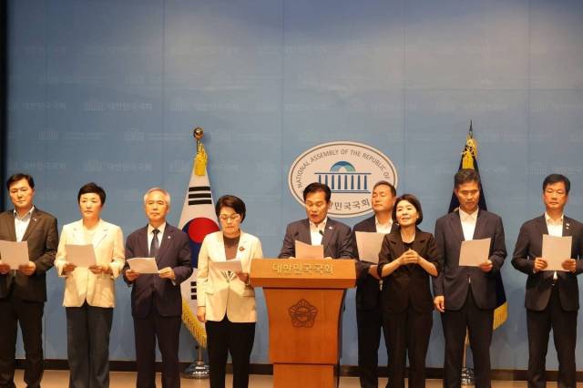 ▲더불어민주당 호남 출신 의원들이 26일 "국회 본회의장에서 국민의힘 소속 의원이 '호남에선 불 안나나?'라는 용납할 수 없는 망언을 내뱉었다"며 "국민의힘은 석고대죄하고 해당 의원의 의원직 사퇴를 촉구한다"고 반발했다. ⓒ연합뉴스