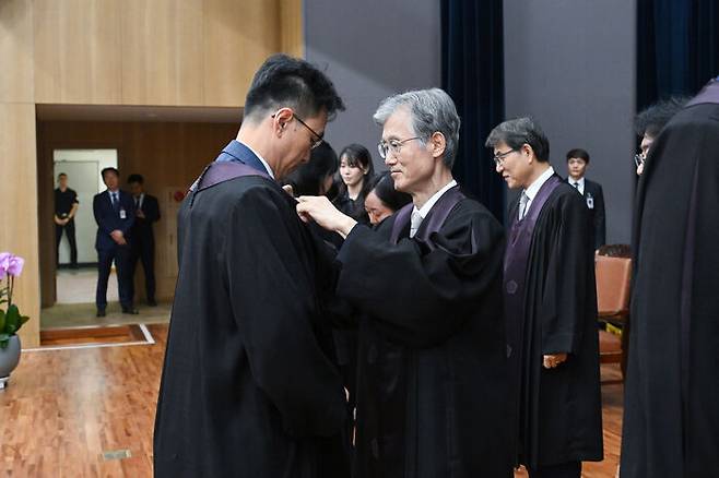 신임 법관에게 법복 입혀주는 조희대 대법원장 (어제, 대법원)