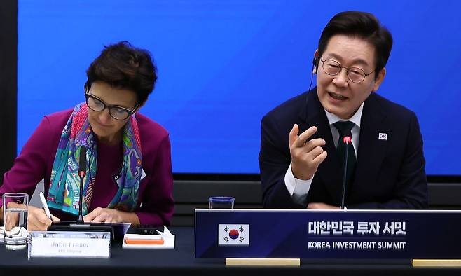 이재명 대통령이 25일(현지 시간) 미국 뉴욕 증권거래소에서 열린 대한민국 투자 써밋에서 발언하고 있다. 뉴시스