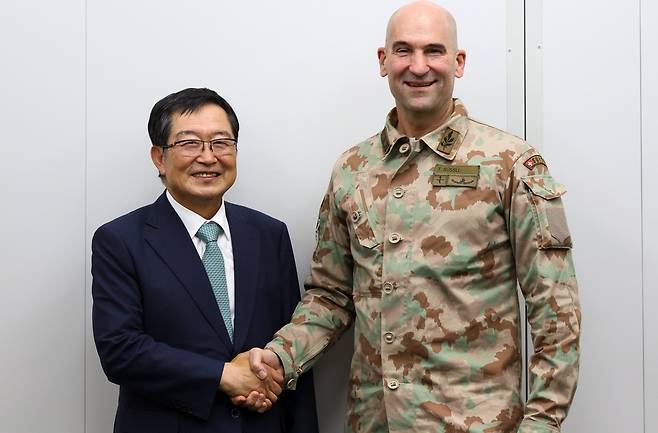 지난 23일 서울 용산 전쟁기념관을 방문한 토마스 쥐슬리 스위스군 총사령관(오른쪽)이 기념관 운영 주체인 전쟁기념사업회 백승주 회장과 기념촬영을 하고 있다. 전쟁기념사업회 제공