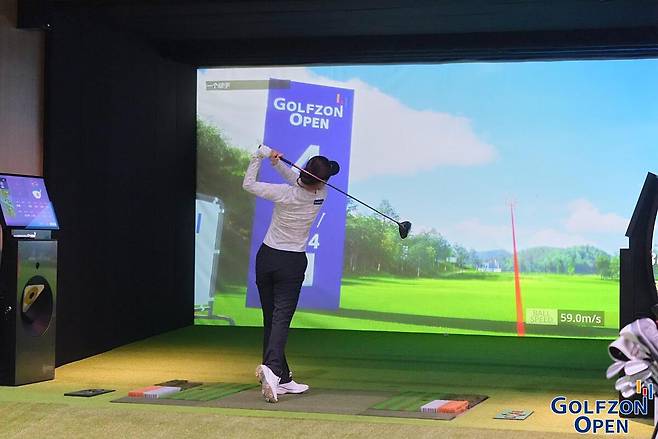 2025 골프존 차이나오픈에 참가한 선수가 티샷을 하고 있다.