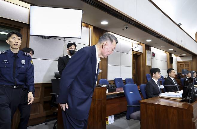 윤석열 전 대통령이 26일 서울 서초구 서울중앙지법에서 열린 특수공무집행방해, 직권남용 권리행사방해 등 혐의 사건 1차 공판에 출석, 고개를 숙이고 있다. 사진공동취재단&nbsp;