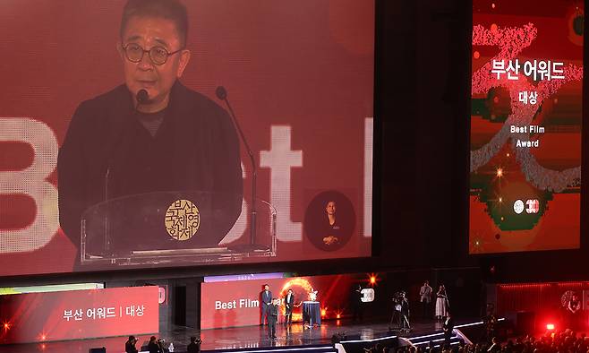 영화 ‘루오무의 황혼’의 장률 감독이 26일 부산 해운대구 영화의전당에서 열린 제30회 부산국제영화제(BIFF)&nbsp;폐막식에서 부산어워드&nbsp;대상을 수상한뒤 소감을 말하고 있다.&nbsp;부산=연합뉴스
