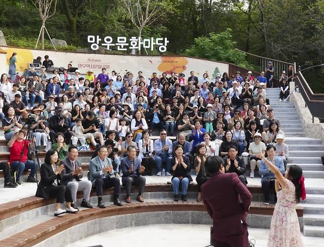 류경기 서울 중랑구청장과 구민들이 지난 23일 망우역사문화공원에서 열린 ‘가을 음악회’에서 뮤지컬 갈라팀 ‘뮤럽’의 공연을 즐기고 있다. 중랑구 제공
