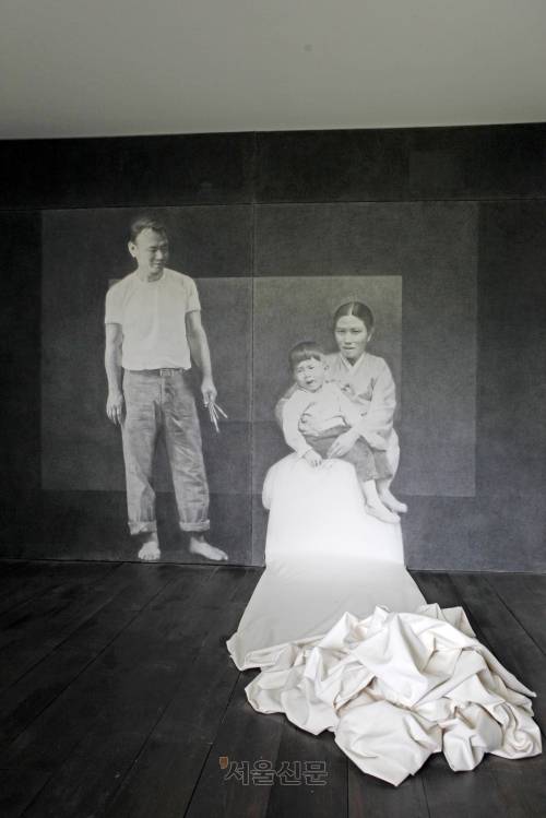 박수근파빌리온 내의 설치미술 작품. 조덕현 작가는 박 작가와 아내 김복순 여사, 아들 박성민씨가 서울 창신동 자택의 마루에 있던 모습을 재현했다.