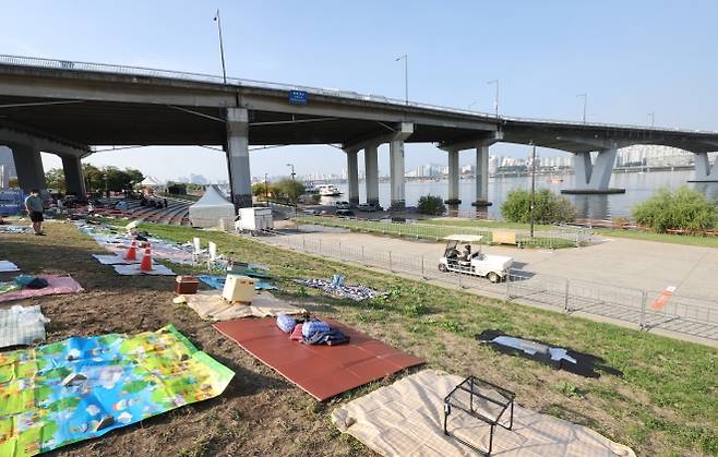 불꽃축제 D-1, 명당자리 차지한 돗자리 - 서울 여의도 한강공원 일대에서 열리는 ‘서울 세계 불꽃축제 2025’를 하루 앞둔 26일 행사장 주변에 돗자리들이 자리하고 있다. 2025.9.26 연합뉴스