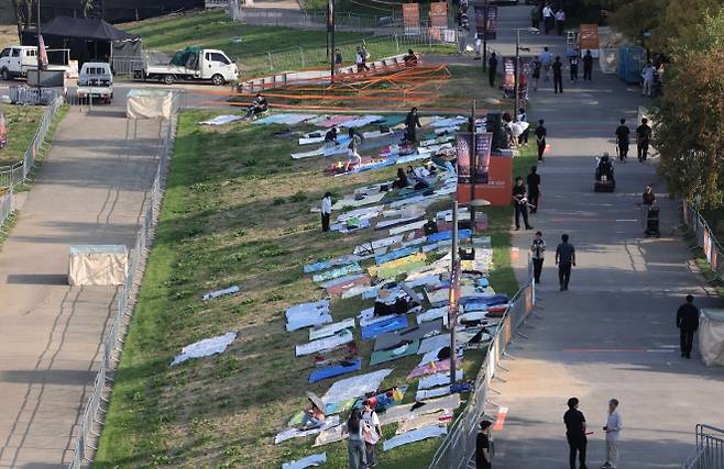서울세계불꽃축제 D-1, 명당자리 선점 - 서울 여의도 한강공원 일대에서 열리는 ‘서울세계불꽃축제 2025’를 하루 앞둔 26일 행사장 주변에 시민들이 돗자리를 펴두고 자리를 선점하고 있다. 2025.9.26 연합뉴스