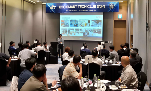 KCC 스마트 테크 클럽 발대식에서 KCC 관계자들이 강연을 듣고 있다.사진제공=KCC