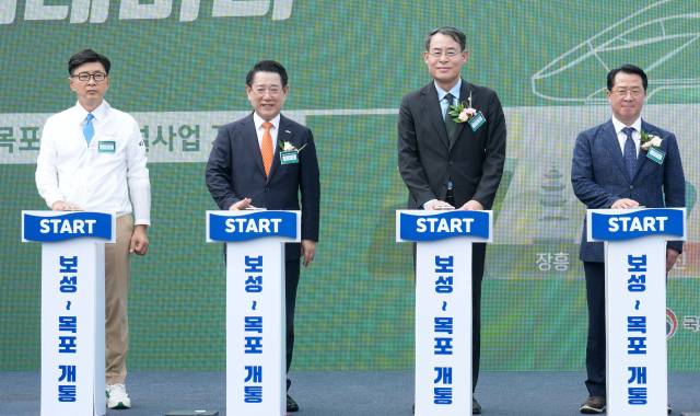 김영록(왼쪽 두번째) 전남도지사와 김철우 보성군수(왼쪽), 문금주(오른쪽) 국회의원이 26일 신보성역에서 목포와 보성을 잇는 목포보성선 개통식에 참석해 주요 내빈들과 퍼포먼스를 하고 있다. 사진 제공=전라남도