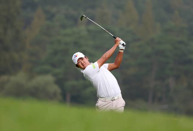 최승빈이 KPGA 투어 현대해상 최경주 인비테이셔널 2라운드 12번 홀에서 아이언 샷을 한 뒤 볼을 바라보고 있다. 사진 제공=KPGA