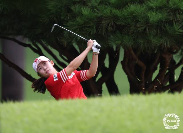 아이언 샷을 하고 있는 황유민. 사진 제공=KLPGA