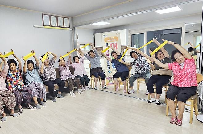 청송군보건의료원이 진행하는 '어르신 근력·균형 운동 완성 교실' 현장 ⓒ청송군
