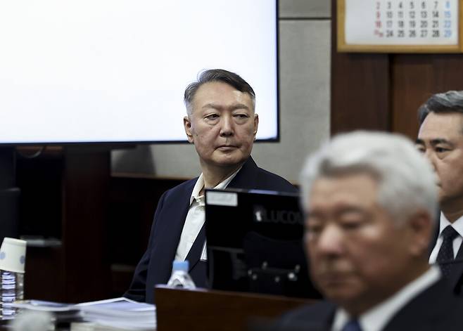 윤석열 전 대통령이 9월26일 서울 서초구 서울중앙지법에서 열린 특수공무집행방해, 직권남용 권리행사방해 등 혐의 사건 1차 공판에 출석해 있다. ⓒ 연합뉴스