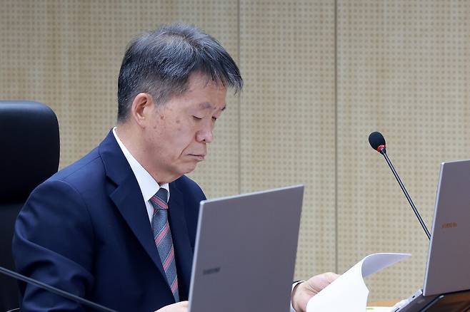 김용원 국가인권위원회 상임위원이 지난 5월26일 서울 중구 인권위에서 열린 제11차 전원위원회에 참석해 개회를 기다리며 자료를 살피고 있다. ⓒ연합뉴스