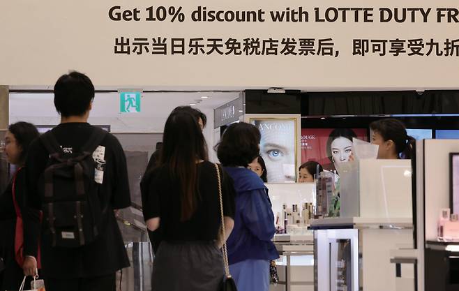 3인 이상 중국인 단체관광객은 9월29일부터 무비자로 최대 15일 동안 대한민국 전역을 여행할 수 있다. 사진은 서울 중구 롯데면세점 모습 ⓒ연합뉴스