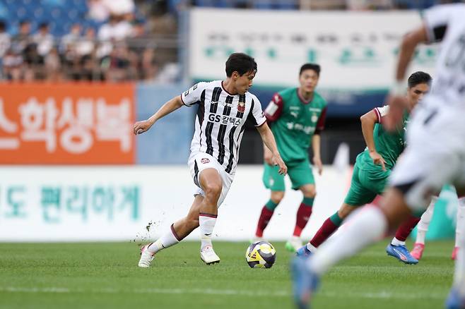 ‘하나은행 K리그1 2025’에서 안양 김운, 울산 허율, 서울 조영욱(사진), 광주 박인혁은 대표적인 ‘골 못넣는 스트라이커’지만 각 팀 사령탑들의 중용을 받고 있다. 전방압박 능력이나 수비 배후공간 침투 등 각자의 장점을 앞세워 팀에 보탬이 되고 있기 때문이다. 사진제공│한국프로축구연맹