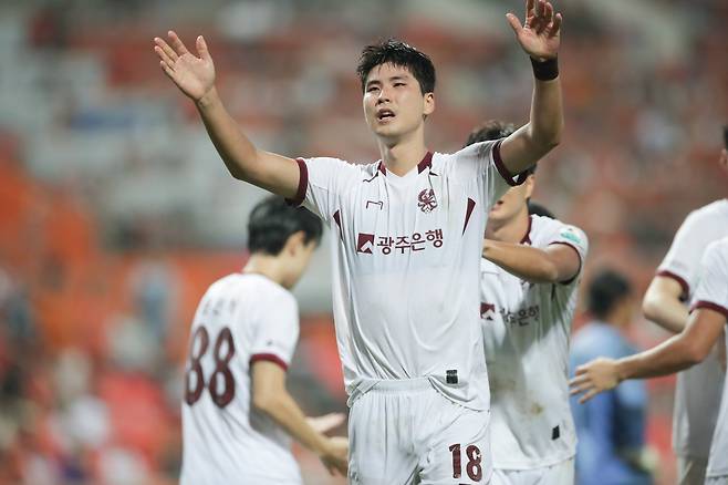 ‘하나은행 K리그1 2025’에서 안양 김운, 울산 허율, 서울 조영욱, 광주 박인혁(사진)은 대표적인 ‘골 못넣는 스트라이커’지만 각 팀 사령탑들의 중용을 받고 있다. 전방압박 능력이나 수비 배후공간 침투 등 각자의 장점을 앞세워 팀에 보탬이 되고 있기 때문이다. 사진제공│한국프로축구연맹