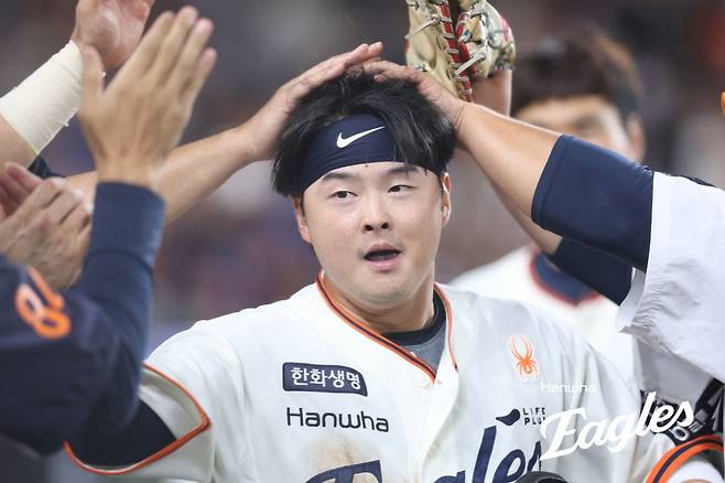 한화 이도윤이 26일 대전한화생명볼파크에서 열린 LG와 홈경기 7회말 역전 결승 2타점 적시타를 쳤다. 이도윤이 3-1로 앞선 7회말 1사 1·3루서 심우준의 번트안타 때 득점을 올린 뒤 동료들과 기뻐하고 있다. 사진제공｜한화 이글스