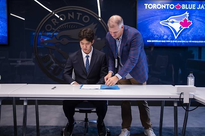 ▲ 토론토 블루제이스 입단 계약서에 서명하는 문서준. ⓒ 리코스포츠에이전시