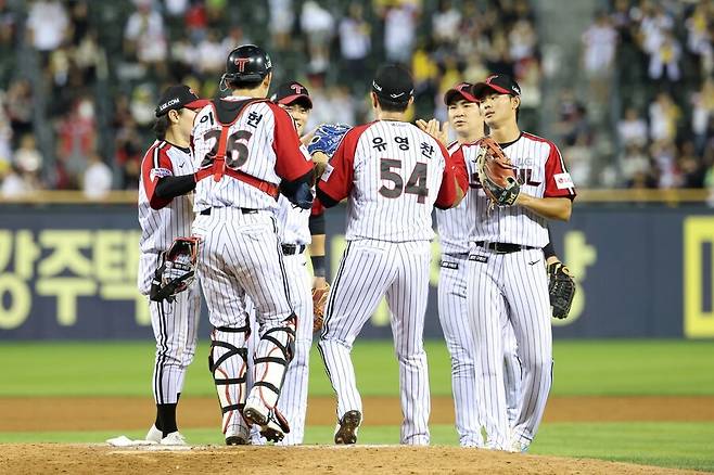 ▲ 쫓기는 상황에서도 평정심을 유지하며 이제 정규시즌 우승의 유리한 고지를 점령한 LG ⓒLG트윈스