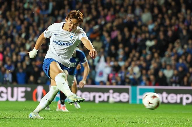 ▲ 오현규는 9월 A매치로 대표팀에 합류한 뒤 헹크로 복귀한다. 이적 변수로 흔들린 멘털을 다잡고 시즌 초반부터 골과 존재감으로 의구심을 지워야 한다. 분데스리가든, 다른 5대 리그든 기회는 다시 온다. 내년 여름에는 월드컵이 있어 헹크에서 더 출전 시간을 늘리고 폼을 올린다면 더 좋은 팀에 갈 수 있다. ⓒ 연합뉴스/EPA