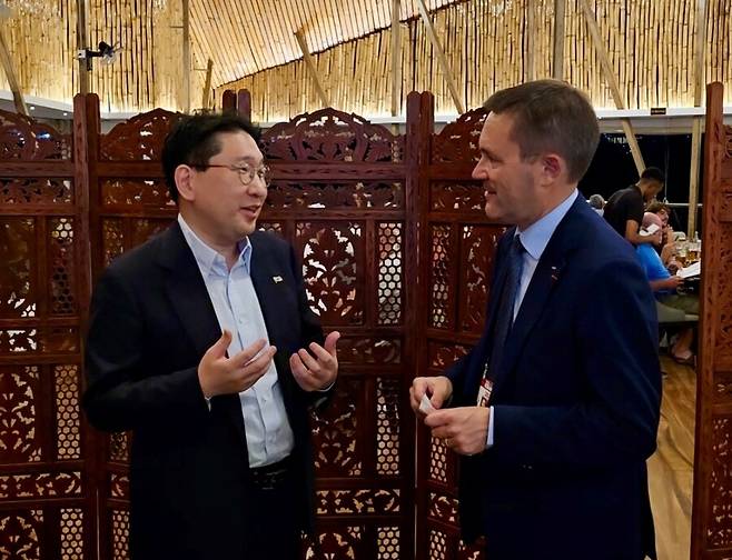 이상현 회장(왼쪽)과 새로 당선된 세계사이클연맹 회장 데이비드 라파르티앙(David Lappartient, IOC 위원) ⓒ대한사이클연맹