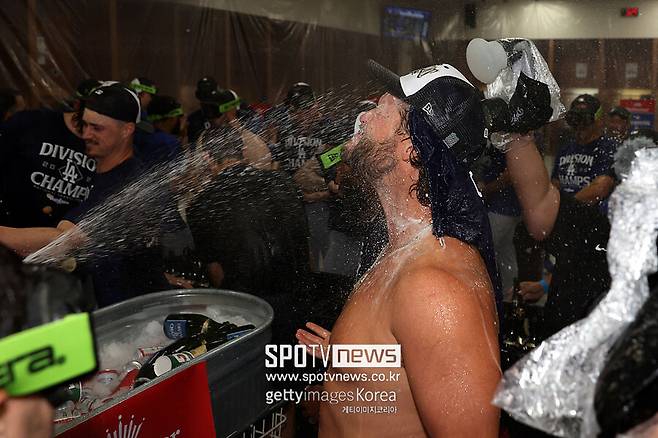 ▲ 클레이튼 커쇼가 상의를 벗어던졌다. LA 다저스는 26일 애리조나 다이아몬드백스를 꺾고 내셔널리그 서부지구 1위를 차지했다. 13년 동안 12번이나 1위를 지켰다.