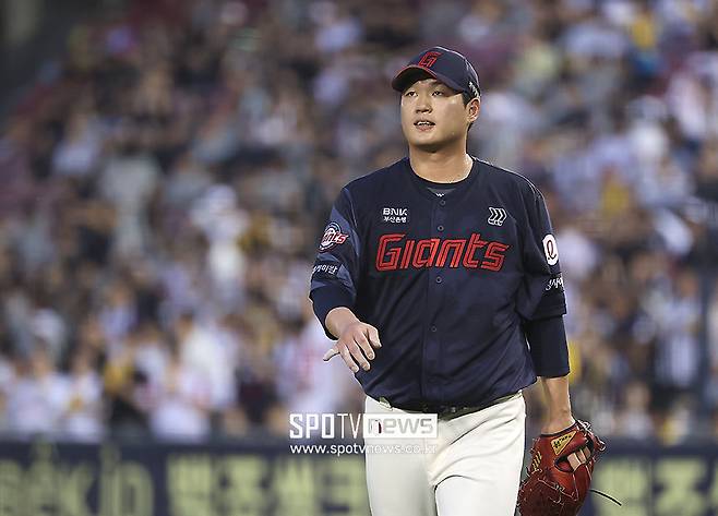 ▲ 검진 결과 팔꿈치에 염증이 발견된 나균안은 휴식 및 치료롤 시즌을 마무리할 예정이다 ⓒ곽혜미 기자