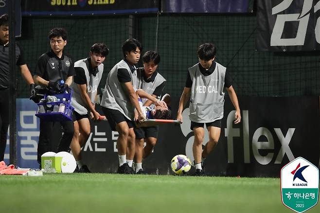 지난 6월 29일 김포솔터축구장에서 열린 김포FC와 인천 유나이티드의 경기 막판 손정현과 충돌해 들것에 실려나가고 있는 인천 문지환. 문지환은 십자인대 파열 등 12개월 진단을 받았다. /사진=한국프로축구연맹 제공