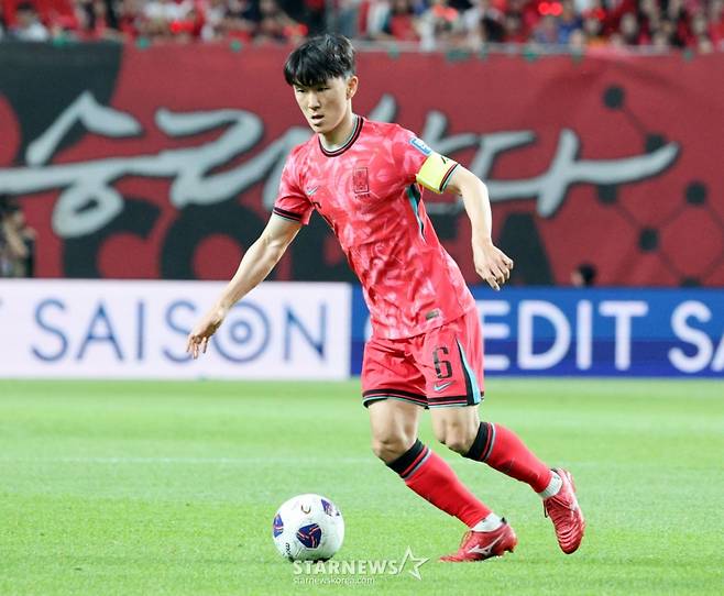 황인범이 지난 6월 10일 서울월드컵경기장에서 북중미월드컵 최종예선 마지막 경기인 쿠웨이트전에서 드리블을 하고 있다. /사진=강영조 선임기자