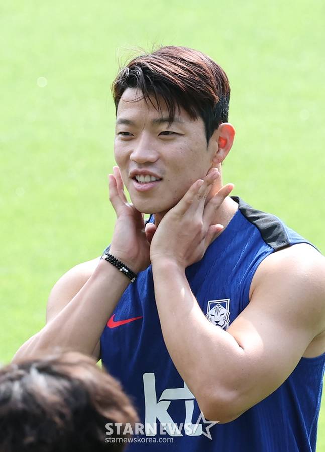 한국 축구대표팀이 2026 FIFA 북중미 월드컵 3차 예선 쿠웨이트와 조별리그 최종전을 앞두고 지난 6월 오후 파주 NFC에서 훈련을 진행했다.  황희찬이 밝은 표정으로 훈련장으로 이동하고 있다. /사진=김진경 대기자