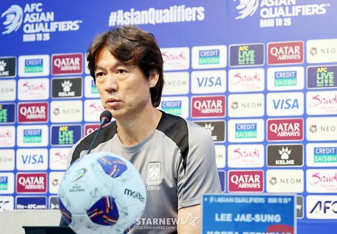 축구국가대표 홍명보 감독이 지난 6월 서울월드컵경기장에서 북중미월드컵최종예선 쿠웨이트전을 앞두고 공식기자회견을 하고 있다. /사진=강영조 선임기자