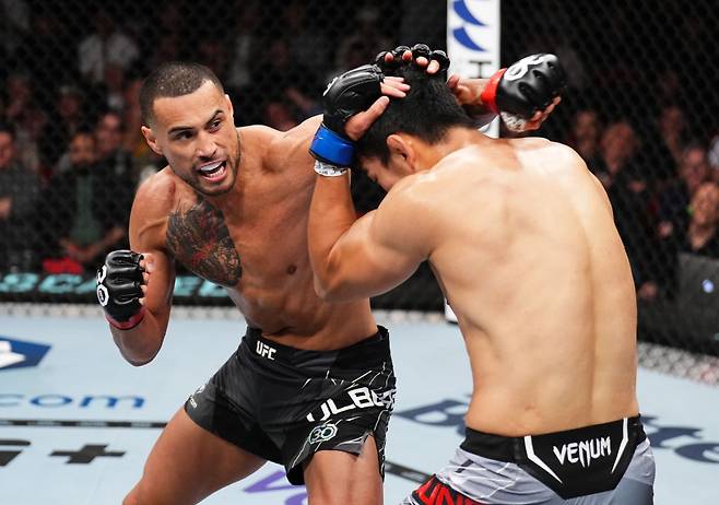 정다운(오른쪽)에게 잽을 날리는 카를로스 울버그. /사진=UFC 제공