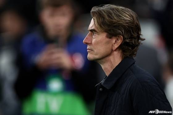 토마스 프랭크 토트넘 홋스퍼 감독이 17일 오전 4시(한국시간) 영국 런던의 토트넘 홋스퍼 스타디움에서 열린 2025~2026시즌 유럽축구연맹(UEFA) 챔피언스리그(UCL) 리그 페이즈 1라운드 경기 중 그라운드를 바라보고 있다. /AFPBBNews=뉴스1