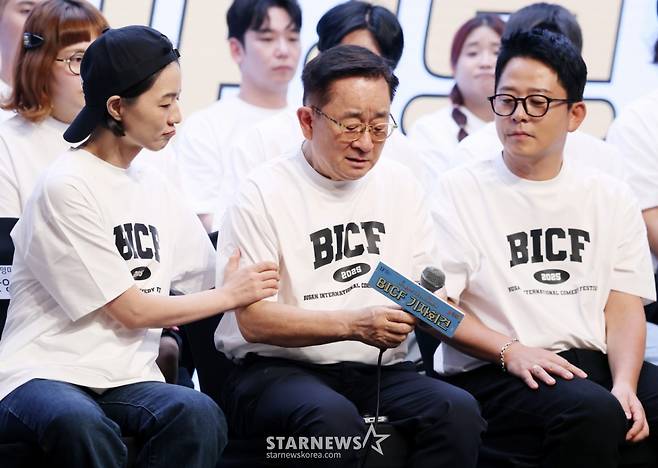 개그맨 이홍렬이 1일 서울 마포구 상암 스탠포드 호텔에서 진행된 제13회 '부산국제코미디페스티벌' 기자간담회에 참석해 질의응답을 하던 중 울먹이고 있다. /2025.08.01 /사진=김휘선 hwijpg@