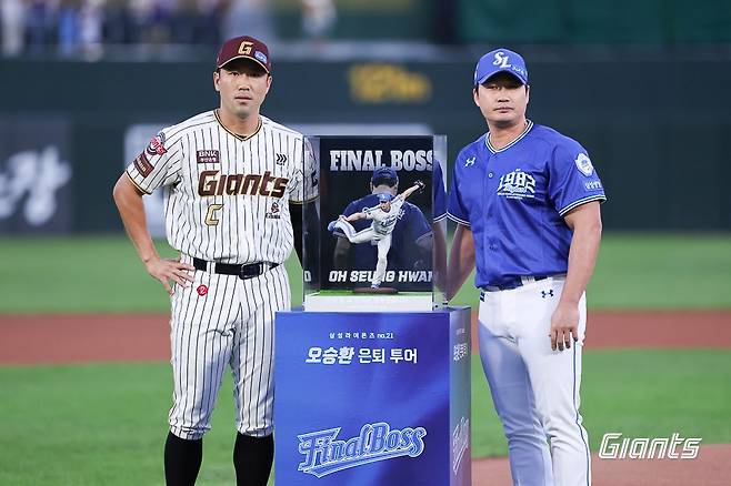 롯데 주장 전준우(왼쪽)가 삼성 오승환에게 피규어 선물을 하고 있다. /사진=롯데 자이언츠 제공
