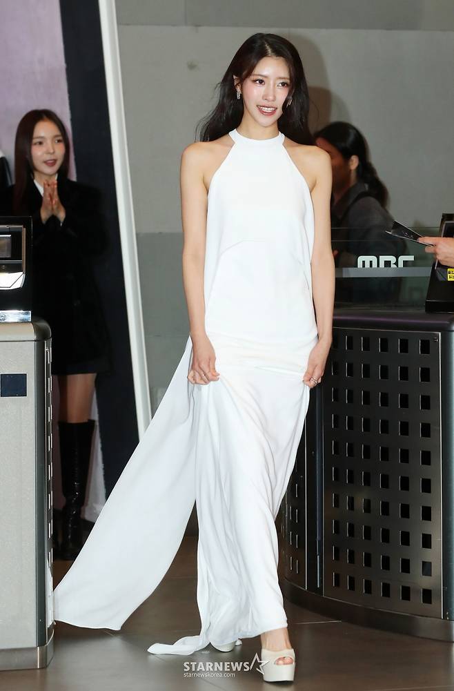 가수 이미주가 29일 오후 서울 마포구 상암동 MBC 사옥에서 진행된 '2023 MBC 방송연예대상' 레드카펫 행사에 참석하고 있다. 2023.12.29 /사진=김창현