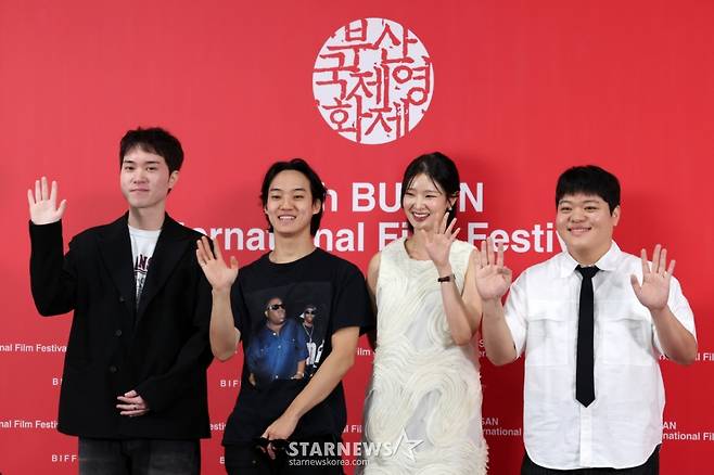 [부산=뉴시스] 박진희 기자 = 한창록 감독(왼쪽부터), 배우 주민형, 백지혜, 신준항이 21일 부산 해운대구 영화의전당 비프힐에서 제30회 부산국제영화제 경쟁부문 작품 '충충충' 기자회견을 하고 있다. 2025.09.21. pak7130@newsis.com /사진=박진희