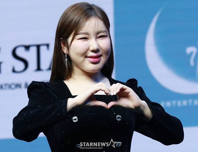 가수 송가인이 11일 오후 서울 강서구 스카이아트홀에서 진행된 정규 4집 ‘가인;달’ 발매기념 쇼케이스에서 포즈를 취하고 있다. /2025.02.11 /사진=이동훈 photoguy@