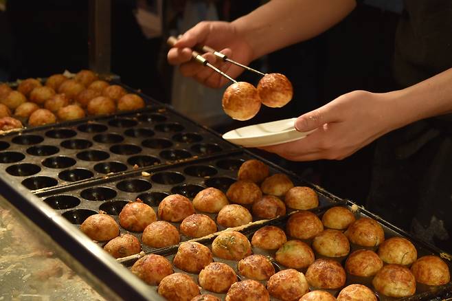 동그랗게 구워 낸 다코야키