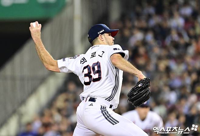 두산 베어스 에이스 잭 로그가 25일 서울 잠실야구장에서 열린 2025 신한 SOL Bank KBO리그 한화 이글스와의 팀 간 16차전에 선발등판, 8이닝 4피안타 1볼넷 9탈삼진 무실점으로 승리투수가 됐다. 사진 박지영 기자