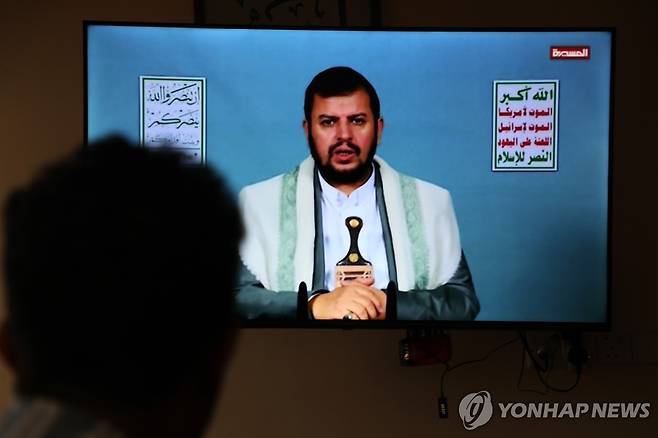 25일(현지시간) 예멘 수도 사나에서 시민들이 후티 수장 압둘 말리크 알후티의 영상 연설을 지켜보고 있다.  [EPA 연합뉴스. 재판매 및 DB 금지]