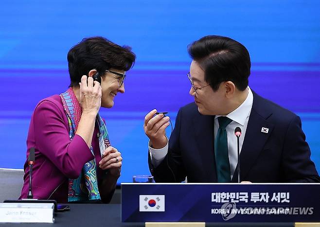 이재명 대통령, 뉴욕에서 한국경제설명회 (뉴욕=연합뉴스) 한상균 기자 = 이재명 대통령이 25일(현지시간) 미국 뉴욕 증권거래소에서 열린 한국경제설명회 투자서밋에서 제인 프레이저 씨티그룹 회장으로부터 통역기 사용 설명 방법을 듣고 있다. 2025.9.25 xyz@yna.co.kr