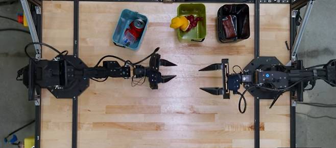 쓰레기 분류하는 제미나이 로보틱스 1.5 [구글 영상 캡처]