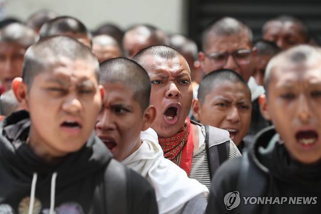 24일(현지시간) 진행된 멕시코 아요치나파 교대생 43명 실종 사건 항의 시위 [멕시코시티 EPA=연합뉴스. 재판매 및 DB 금지]